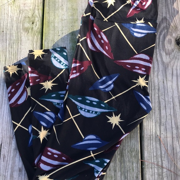 LuLaRoe Pants - Lularoe UFO 🛸 Leggings ( Tall and Curvy )